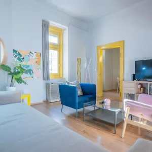 Klau10 In Party District. Apartamento